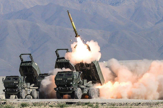 Năng lực mới đáng sợ của tên lửa Mỹ GMLRS