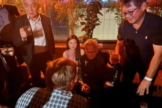 Nvidia bác tin 'Jensen Huang bị nữ tình báo Trung Quốc tiếp cận'