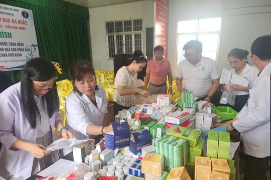 Hàng trăm người nghèo ở Cà Mau xúc động vì được khám bệnh miễn phí lại có quà mang về