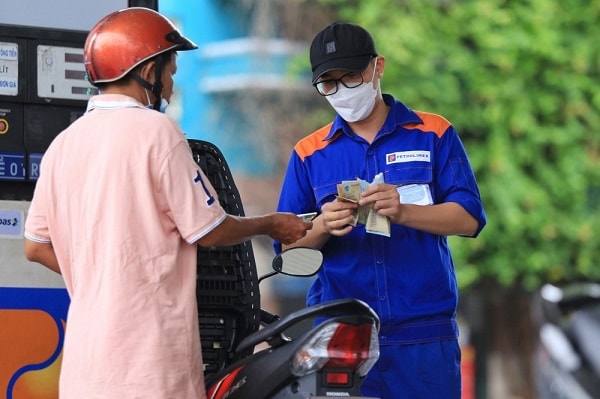 Xăng dầu tăng phi mã, đề xuất giao quyền ‘chỉnh giá’ cho doanh nghiệp.