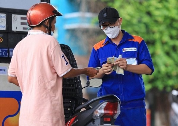 Để doanh nghiệp tự quyết giá xăng dầu: Lo ngại 'ông lớn' có quyền chi phối định giá cao