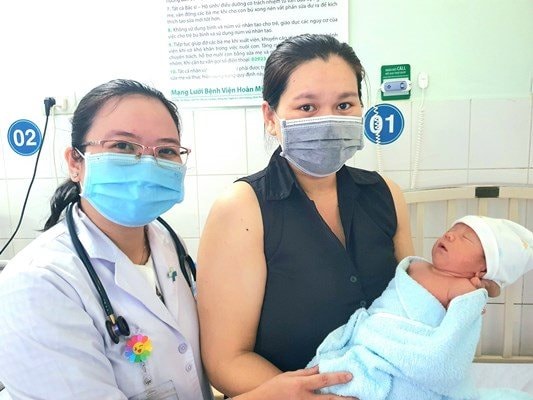Cứu bé sơ sinh ngưng tim ngưng thở do nhau bong non