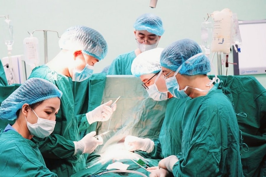 Bệnh viện Sản nhi Nghệ An cứu sống trẻ bị vỡ tim do ngã xe