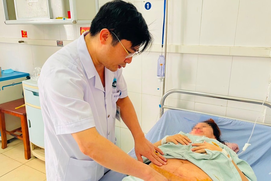 Phẫu thuật thành công lấy thai kết hợp bóc khối u tử cung lớn cho sản phụ 38 tuổi