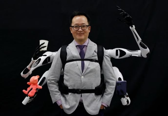 Cánh tay robot mang trên người như ba lô: Mở khóa sáng tạo