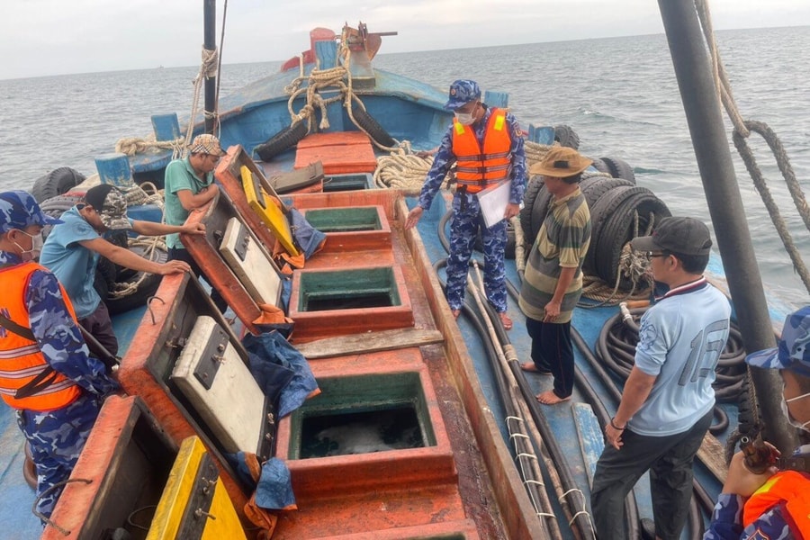 Bắt giữ tàu chở hơn 60 ngàn lít dầu DO không rõ nguồn gốc