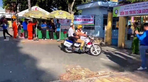 Thí sinh Đồng Tháp ngủ quên, CSGT đến nơi chở đi thi