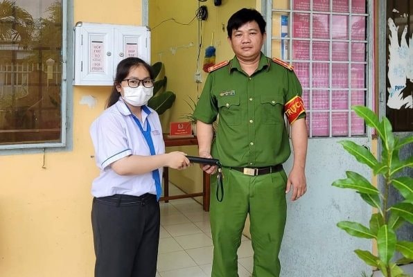 Đề xuất khen thưởng cho nữ sinh nhặt được ví tiền trả lại cho người đánh rơi