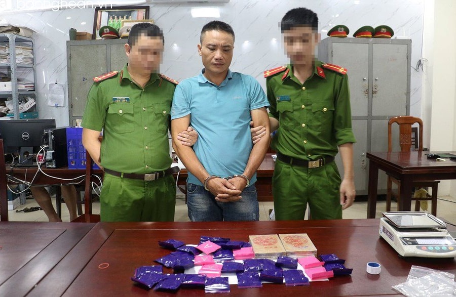 Bắt đối tượng mua bán 2 bánh heroin, 6.000 viên ma tuý tổng hợp
