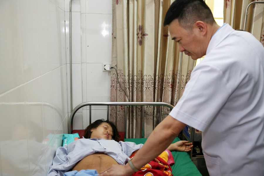 Cứu sống mẹ con sản phụ bị vỡ tử cung đôi