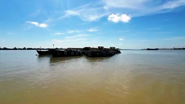 An Giang: Phát hiện 3 sà lan chở 'lậu' gần 1.000m3 cát 