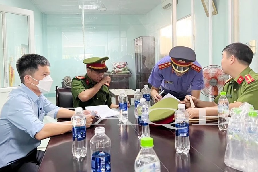 Bắt 2 phó giám đốc trung tâm đăng kiểm nhận hối lộ