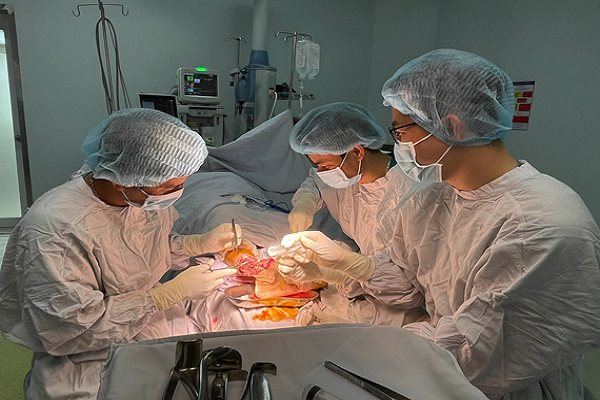 Nối thành công cho người đàn ông bị đứt lìa cổ chân 