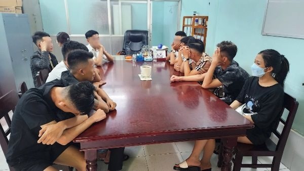 Bắt quả tang 23 thanh niên mở tiệc 'bay lắc' trong khách sạn