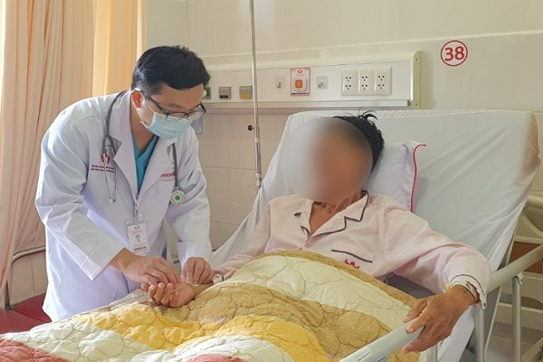 Cứu sống người đàn ông bị ngưng tim, hôn mê trên đường giao hàng về