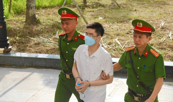 HĐXX hỏi cựu điều tra viên: Có ai tặng rượu cho người mới xuất viện?