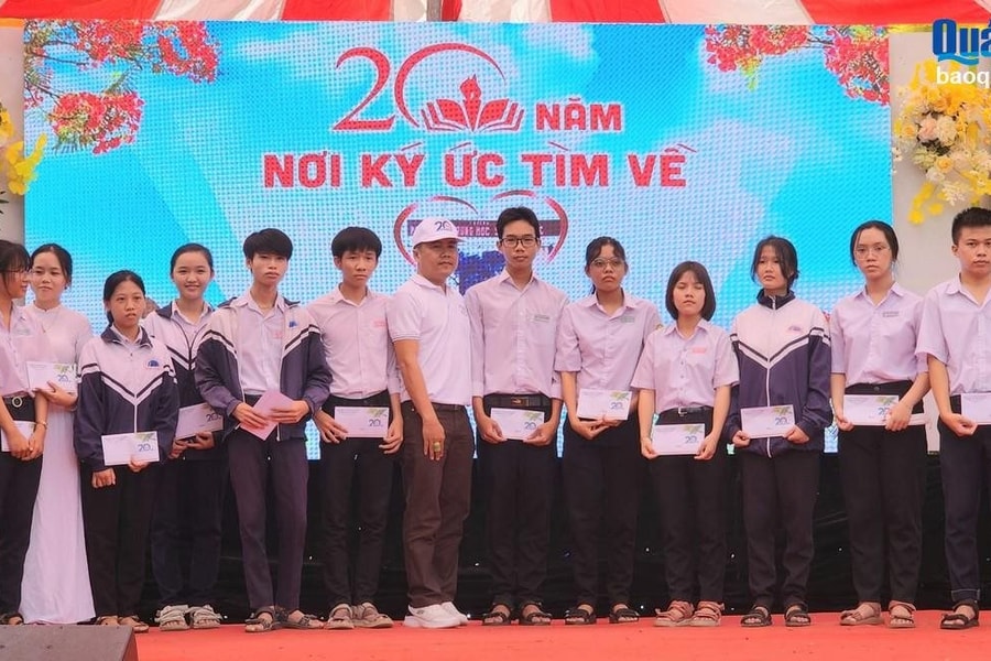 Cựu học sinh Trường THPT số 1 Mộ Đức kỷ niệm 20 năm ra trường