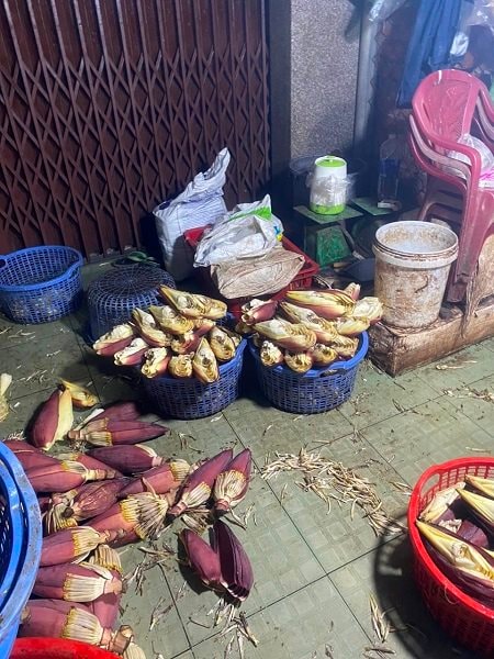 TP.HCM: Hàng loạt cơ sở sơ chế rau muống, hoa chuối ngâm hóa chất