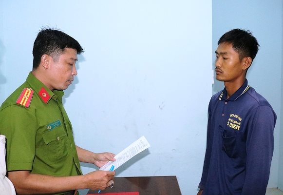 Tạm giữ gã cha dượng đốt bộ phận sinh dục của bé trai 14 tuổi