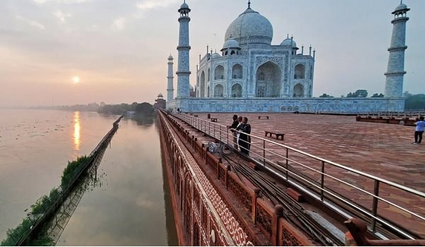 Nước sông dâng cao 'đe dọa' đền Taj Mahal ở Ấn Độ