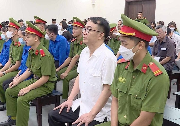 Vụ buôn sách lậu: Ông Trần Hùng hầu tòa vì ‘nhận hối lộ 300 triệu đồng’