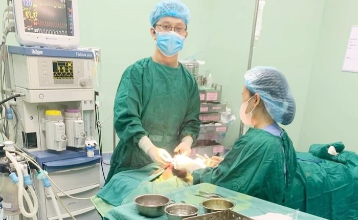 Bé trai 5 tuổi đang chơi bất ngờ bị chó tấn công rách vùng mặt