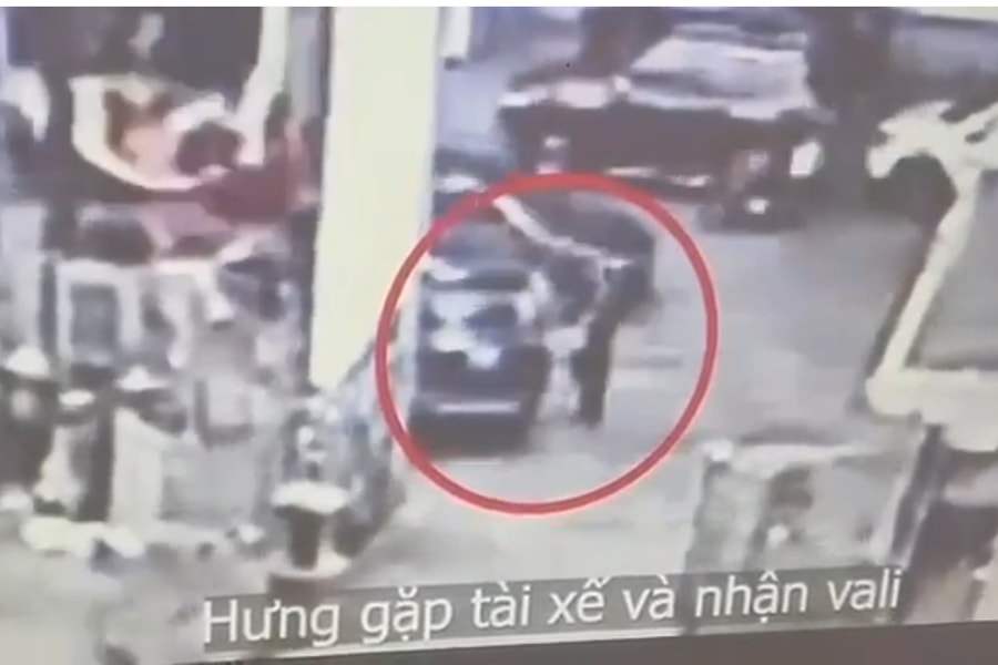 VKS công bố video cựu điều tra viên nhận vali nghi chứa 450.000 USD