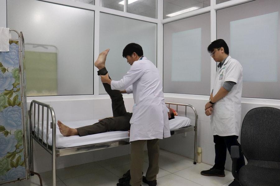 Bệnh viện quân y 120: Khám bệnh, tặng quà cho gia đình chính sách, hộ nghèo
