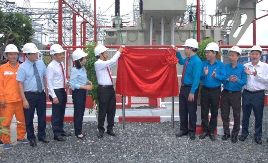 EVNHCMC tổ chức Lễ gắn biển thi đua công trình chào mừng Đại hội Công đoàn Điện lực Việt Nam