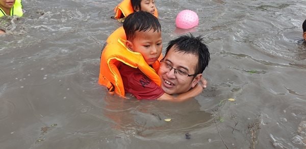 Lớp học bơi cho trẻ em trong vuông tôm