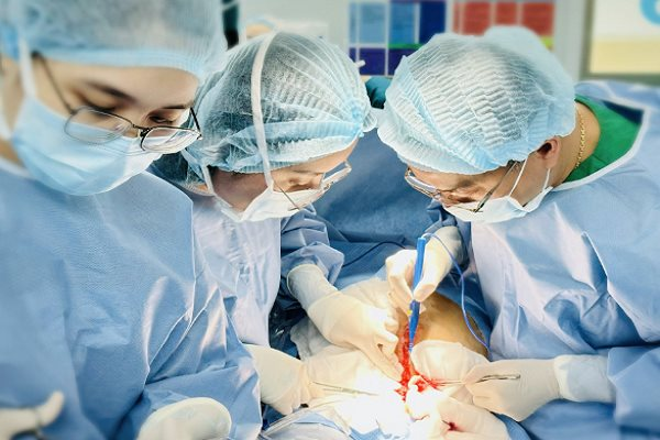 Mổ bắt con thành công cứu sản phụ có nguy cơ tử vong trên bàn mổ
