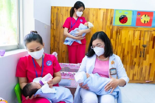 Khám sức khỏe miễn phí cho trẻ chào đời trong tâm dịch COVID-19