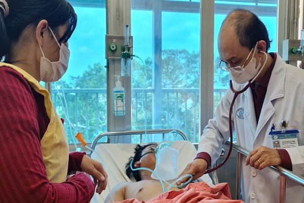 Vụ 5 công nhân thương vong vì kẹt dưới cống: Thêm 1 người bị suy hô hấp nặng
