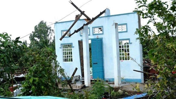 Kiên Giang: 15 căn nhà bị lốc xoáy gây thiệt hại, nhiều tuyến đường trung tâm ngập sâu
