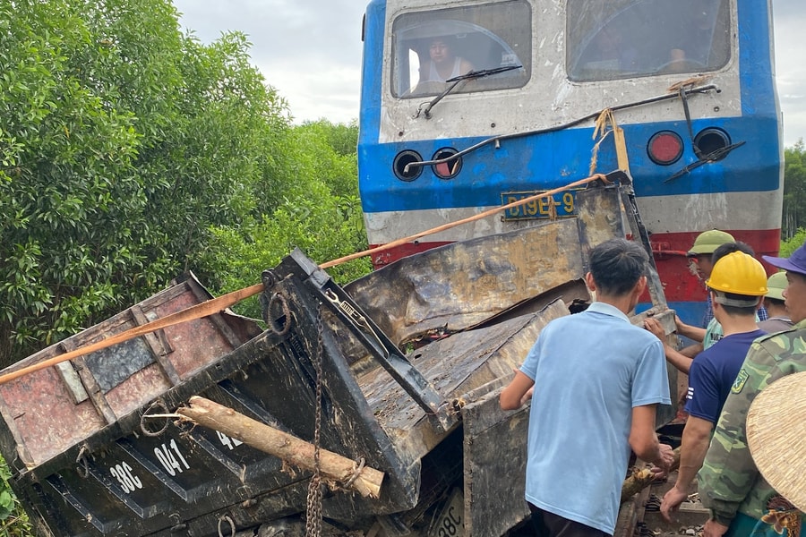 Xe tải hỏng nằm giữa đường sắt bị tàu hỏa tông gãy làm đôi