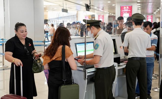 Chính thức sử dụng VNeID đối với khách làm thủ tục đi máy bay