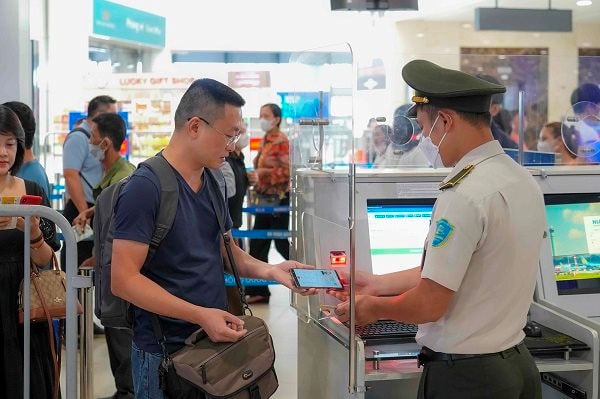 Làm thủ tục đi máy bay bằng VNeID, hành khách cần lưu ý gì?