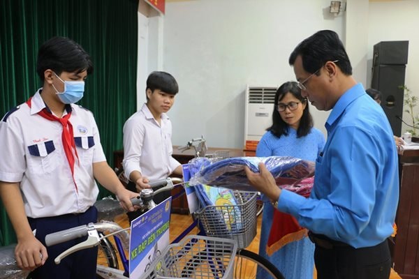 An Giang: Trao 174 suất học bổng và 232 suất quà tiếp sức đến trường