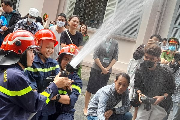 Bệnh nhi 5 tuổi bị ung thư bạch cầu trở thành 'lính cứu hỏa'
