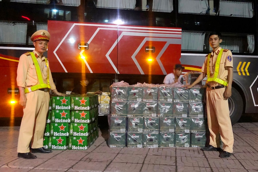 Phát hiện 2 xe khách chở gần 6.000 chai bia ngoại không có giấy tờ xuất xứ 