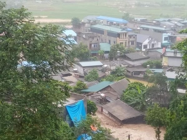 Vỡ hồ thải đuôi quặng Nhà máy tuyển quặng đồng Tả Phời, 30 hộ dân bị ngập