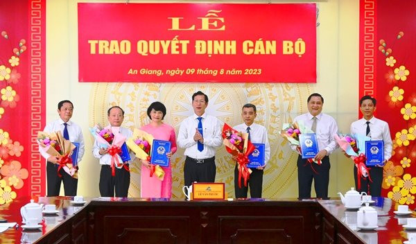 An Giang trao quyết định bổ nhiệm 2 Phó giám đốc Sở TT-TT 