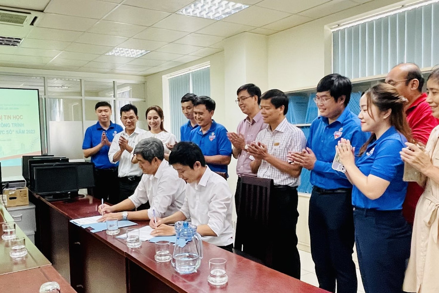 Công ty Điện lực Gia Định quyên góp ủng hộ máy tính cho công trình “Thắp sáng ước mơ tri thức số”