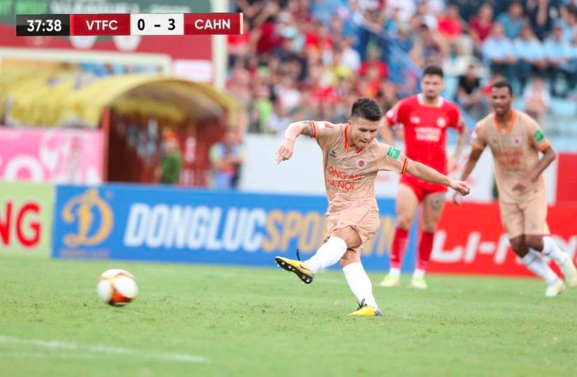 Quang Hải ghi bàn, CLB Công an Hà Nội chạm một tay vào chức vô địch V-League