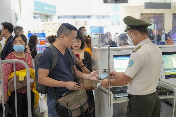 Dùng VNeID đi máy bay lâu hơn cách thông thường