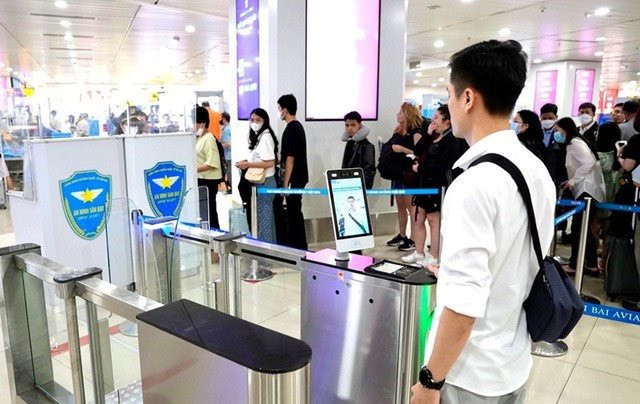 Bộ Công an: Chỉ mất 2-3 giây làm thủ tục lên máy bay bằng thiết bị xác thực VNeID