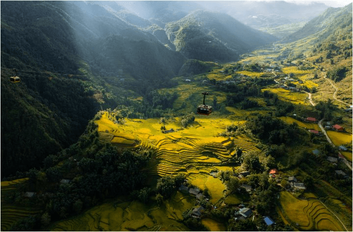 Du khách thích thú với 'ruộng bậc thang' màu đỏ cam trên đỉnh thiêng Fansipan