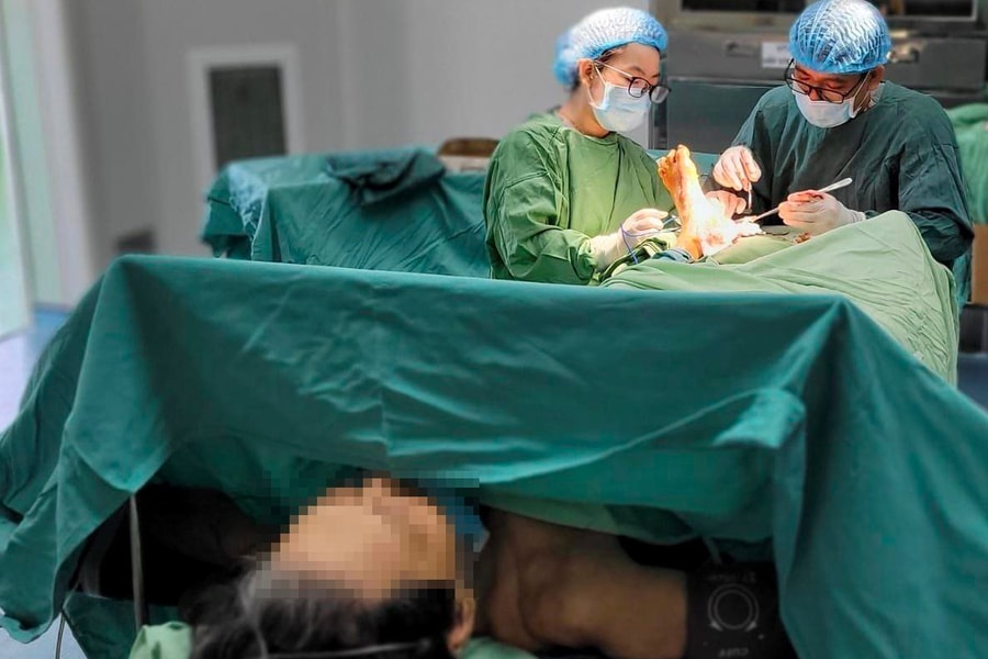 Cụ ông bị nhiễm trùng nặng và suy gan, thận do tự mua thuốc chữa bệnh gút
