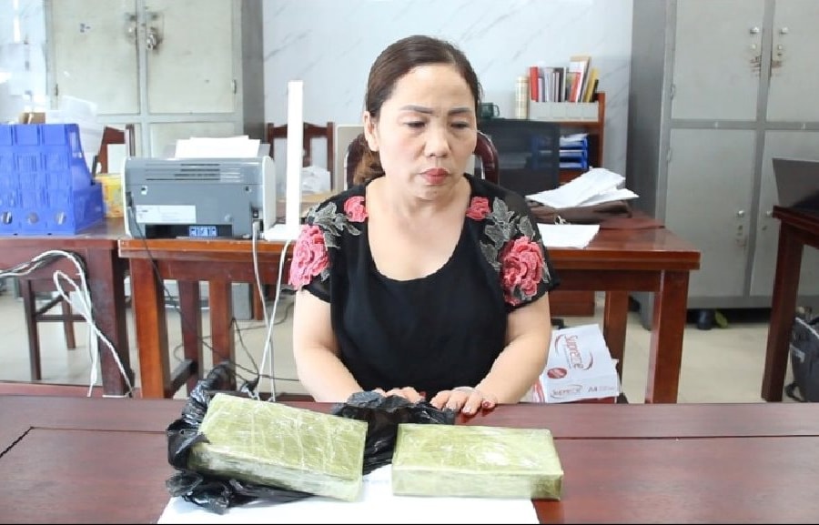 Bắt người phụ nữ mua bán 2 bánh heroin