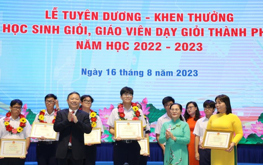 TP.HCM chi gần 14 tỉ đồng để khen thưởng 458 học sinh, giáo viên giỏi